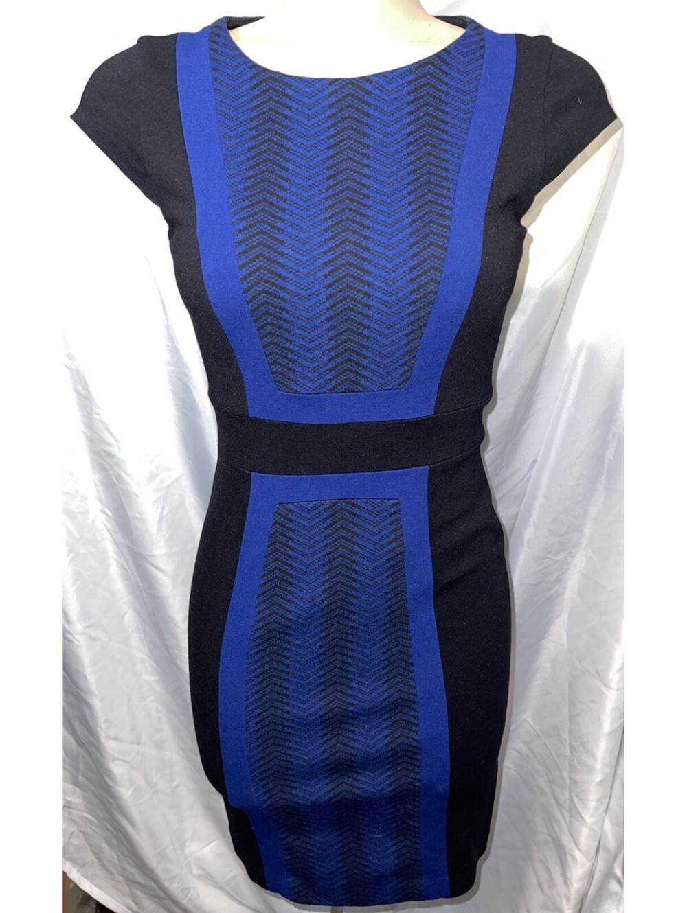 BCBG Maxazria Black Blue Geometric Knit Sleeveless Zip Sheath Dress Size 2